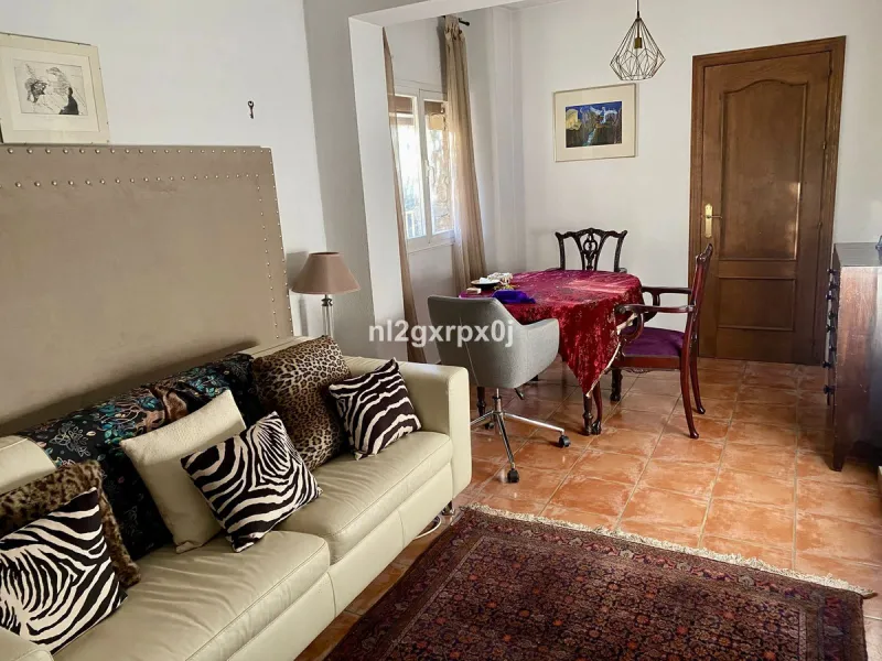 House - Detached Villa в продаже в Marbella, Málaga. В доме 5 спален и 3 ванных комнат. Площадь дома 397 м². Площадь участка 1220 м²