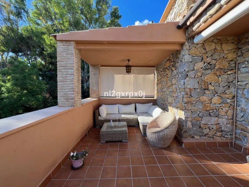 House - Detached Villa в продаже в Marbella, Málaga. В доме 5 спален и 3 ванных комнат. Площадь дома 397 м². Площадь участка 1220 м²