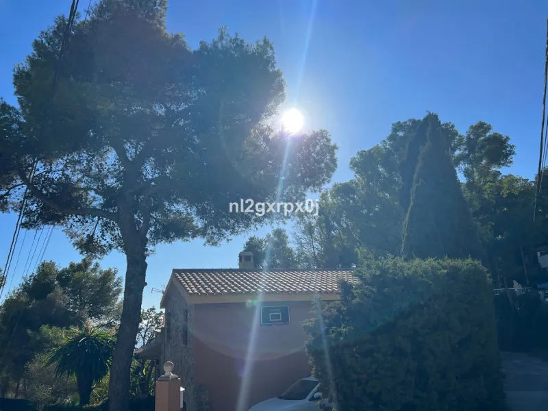 House - Detached Villa в продаже в Marbella, Málaga. В доме 5 спален и 3 ванных комнат. Площадь дома 397 м². Площадь участка 1220 м²