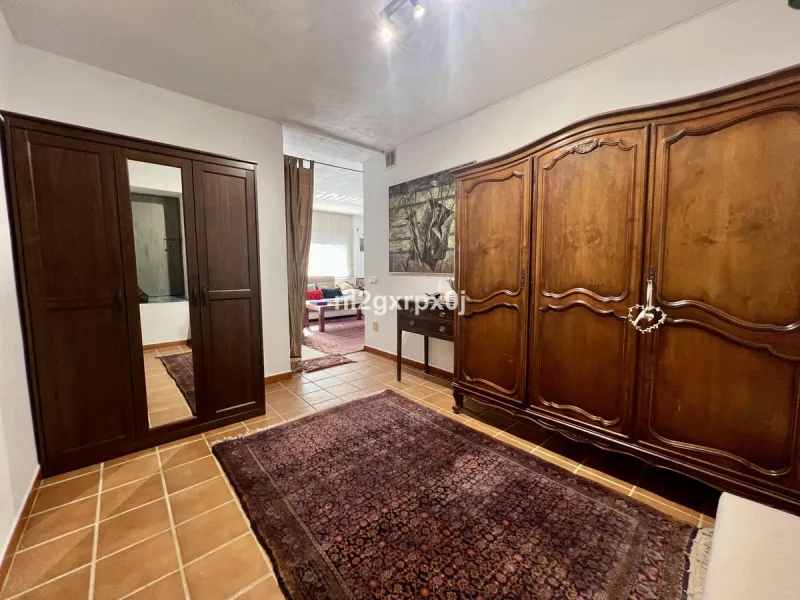 House - Detached Villa в продаже в Marbella, Málaga. В доме 5 спален и 3 ванных комнат. Площадь дома 397 м². Площадь участка 1220 м²