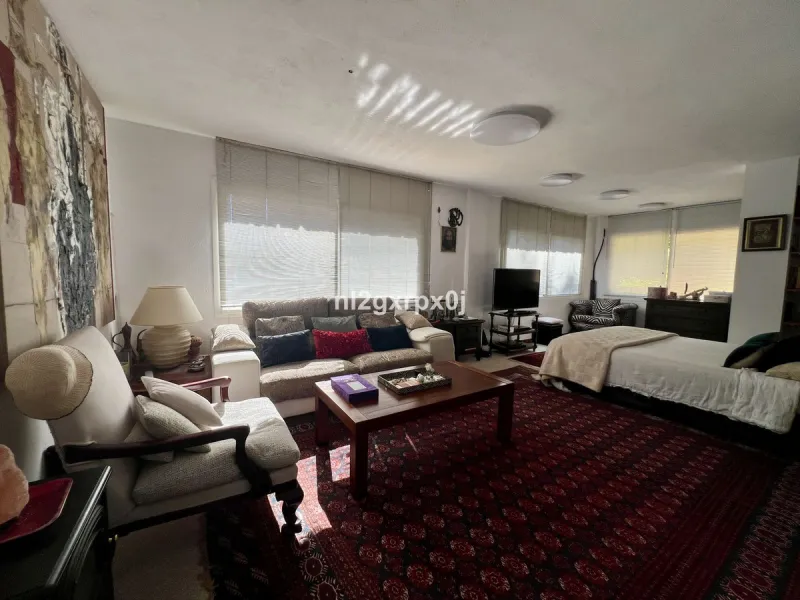 House - Detached Villa в продаже в Marbella, Málaga. В доме 5 спален и 3 ванных комнат. Площадь дома 397 м². Площадь участка 1220 м²
