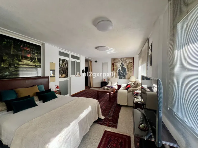 House - Detached Villa в продаже в Marbella, Málaga. В доме 5 спален и 3 ванных комнат. Площадь дома 397 м². Площадь участка 1220 м²