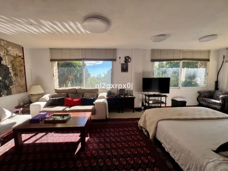 House - Detached Villa в продаже в Marbella, Málaga. В доме 5 спален и 3 ванных комнат. Площадь дома 397 м². Площадь участка 1220 м²