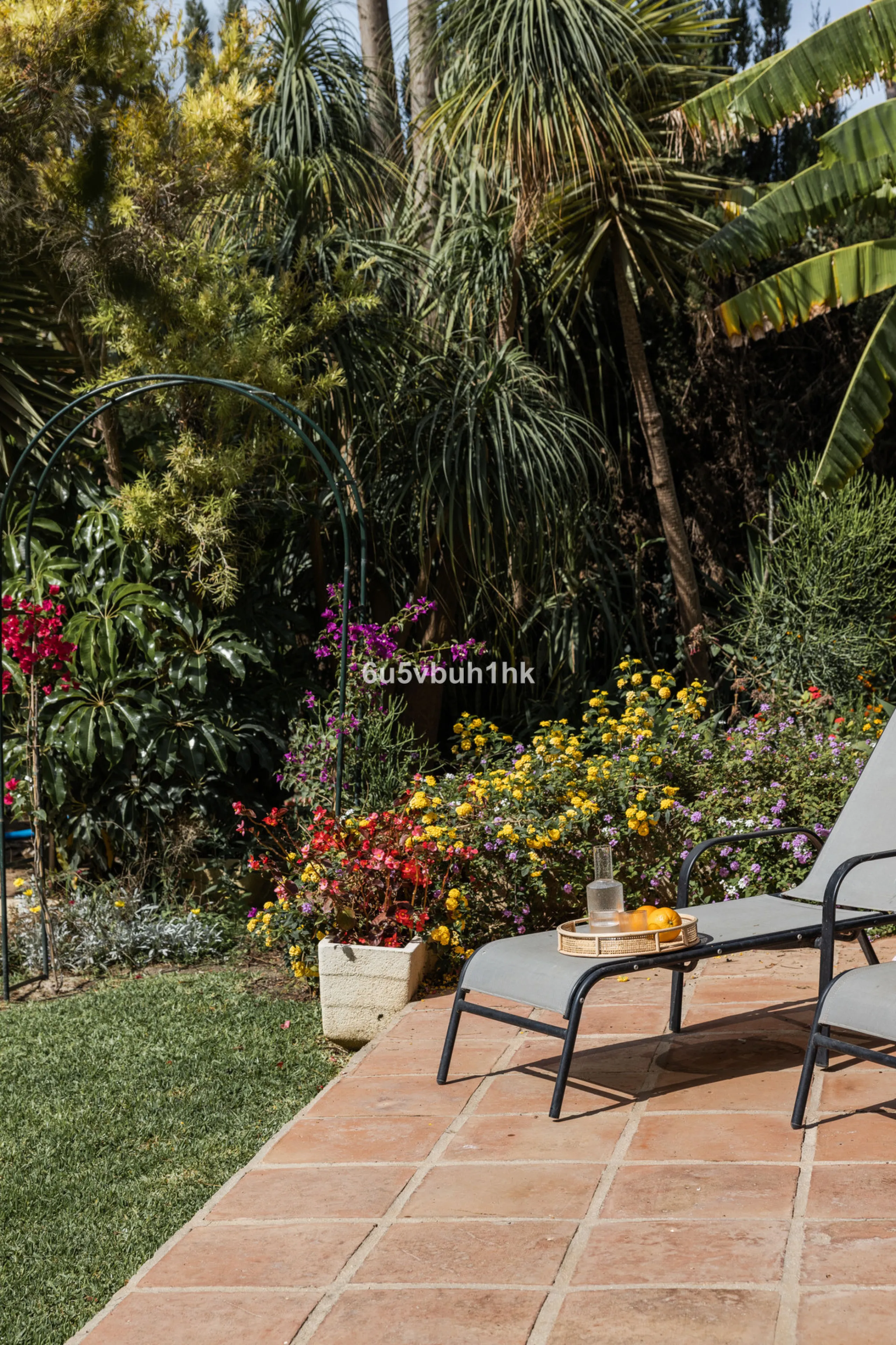 Luxury villa with an amazing tropical garden and a private pool, is a must see. This villa is completely modernized and for sale in El Coto, Fuengirola