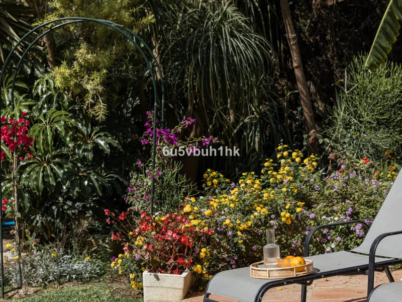 Luxury villa with an amazing tropical garden and a private pool, is a must see. This villa is completely modernized and for sale in El Coto, Fuengirola