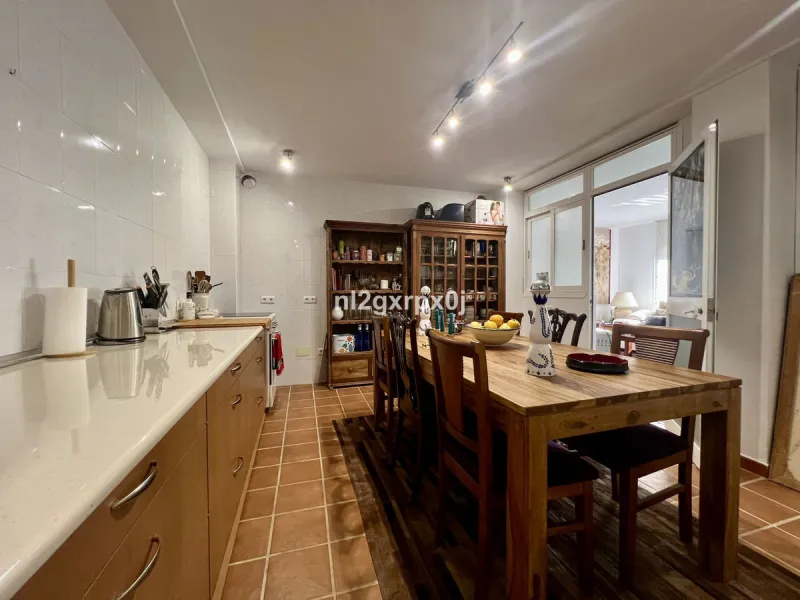 House - Detached Villa в продаже в Marbella, Málaga. В доме 5 спален и 3 ванных комнат. Площадь дома 397 м². Площадь участка 1220 м²