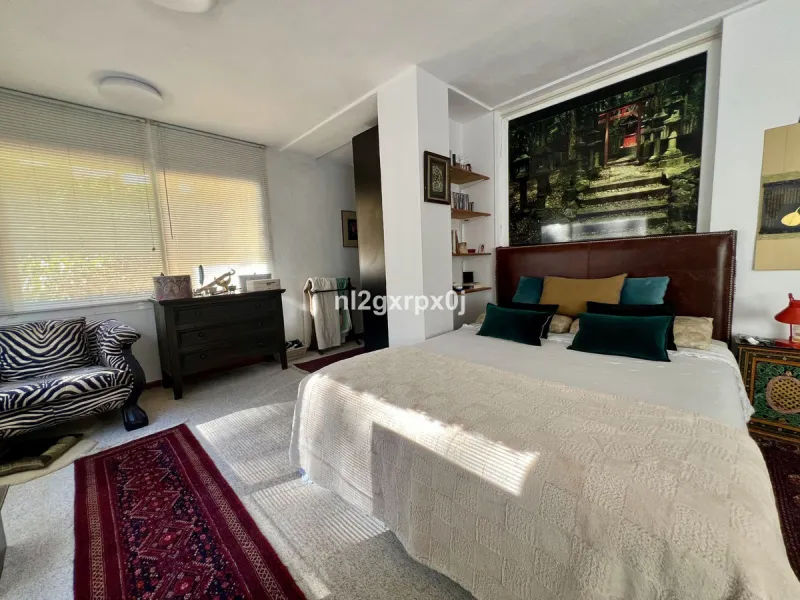 House - Detached Villa в продаже в Marbella, Málaga. В доме 5 спален и 3 ванных комнат. Площадь дома 397 м². Площадь участка 1220 м²