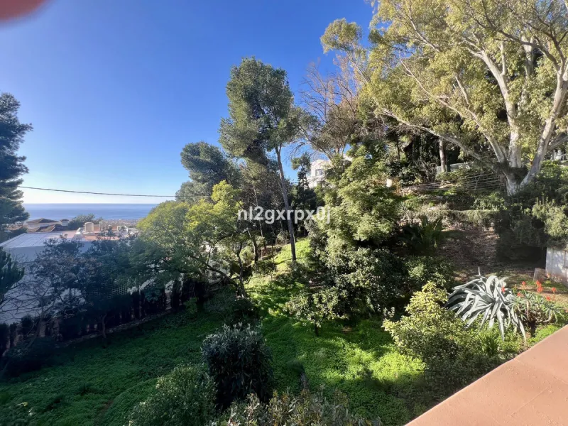 House - Detached Villa в продаже в Marbella, Málaga. В доме 5 спален и 3 ванных комнат. Площадь дома 397 м². Площадь участка 1220 м²