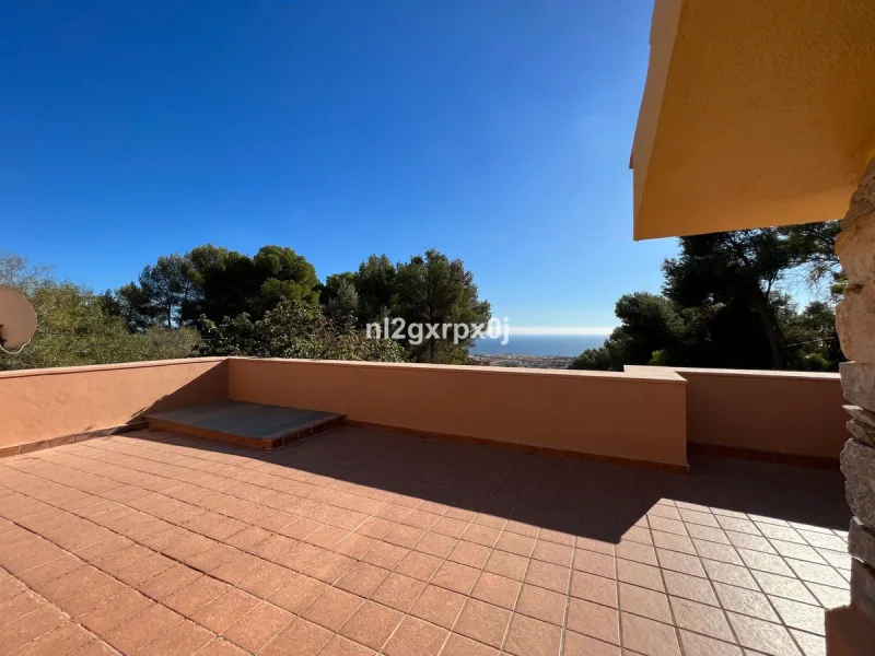 House - Detached Villa в продаже в Marbella, Málaga. В доме 5 спален и 3 ванных комнат. Площадь дома 397 м². Площадь участка 1220 м²
