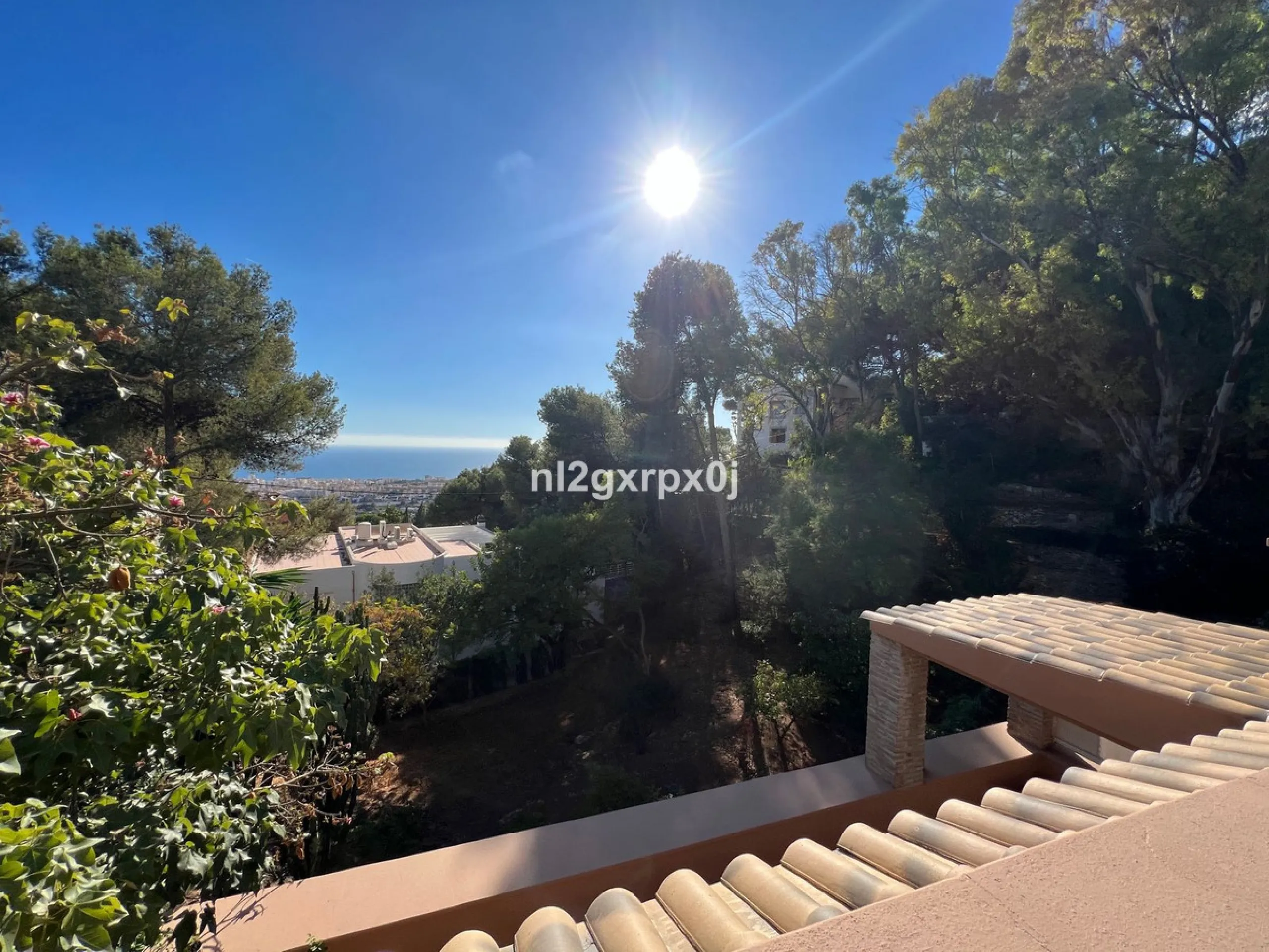 House - Detached Villa в продаже в Marbella, Málaga. В доме 5 спален и 3 ванных комнат. Площадь дома 397 м². Площадь участка 1220 м²