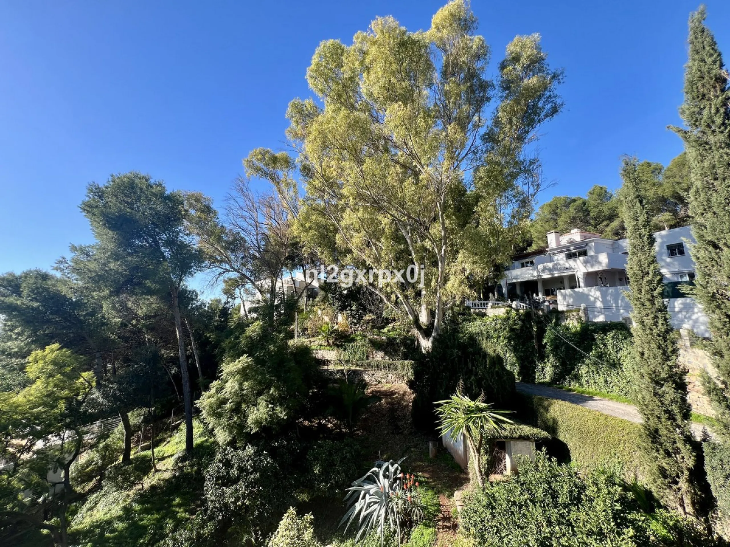 House - Detached Villa в продаже в Marbella, Málaga. В доме 5 спален и 3 ванных комнат. Площадь дома 397 м². Площадь участка 1220 м²