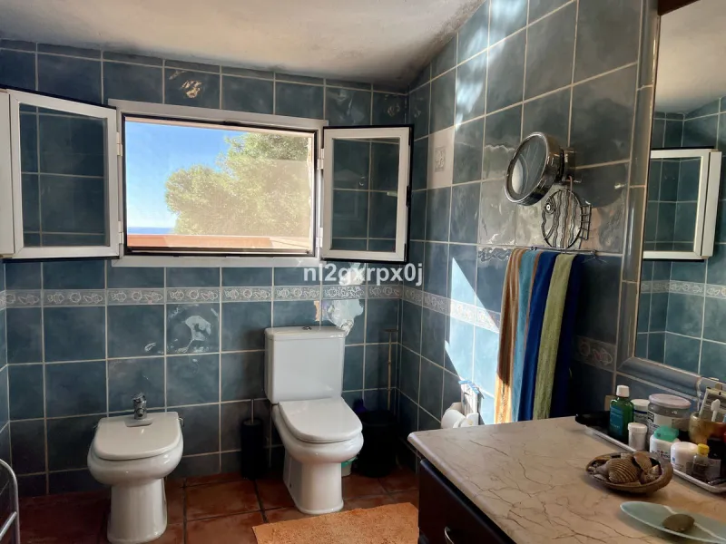 House - Detached Villa в продаже в Marbella, Málaga. В доме 5 спален и 3 ванных комнат. Площадь дома 397 м². Площадь участка 1220 м²