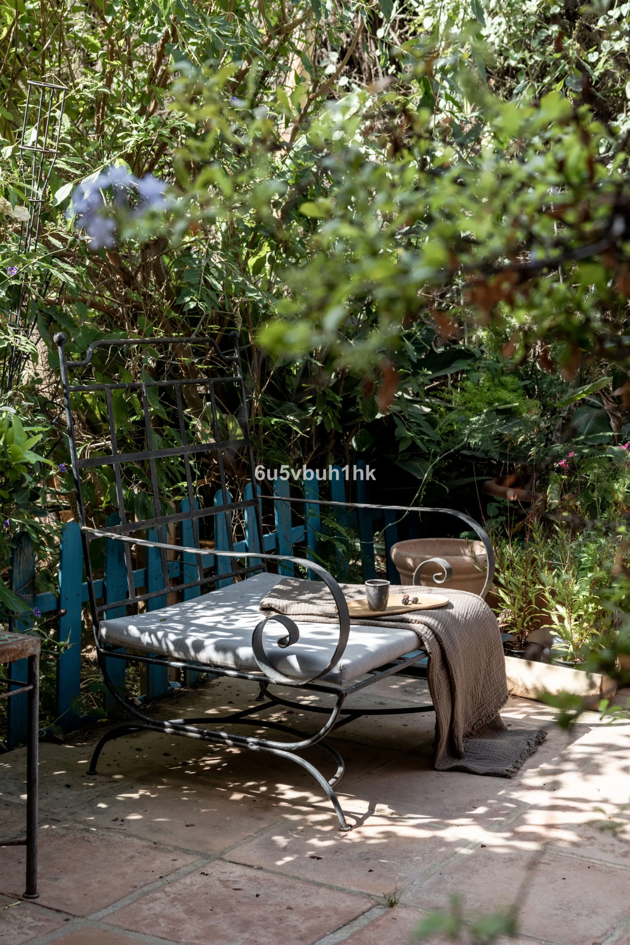 Luxury villa with an amazing tropical garden and a private pool, is a must see. This villa is completely modernized and for sale in El Coto, Fuengirola