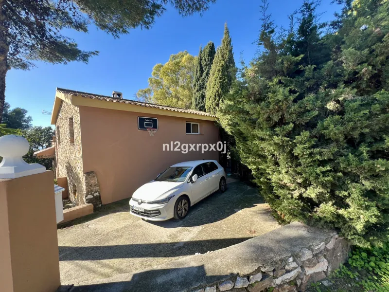 House - Detached Villa в продаже в Marbella, Málaga. В доме 5 спален и 3 ванных комнат. Площадь дома 397 м². Площадь участка 1220 м²