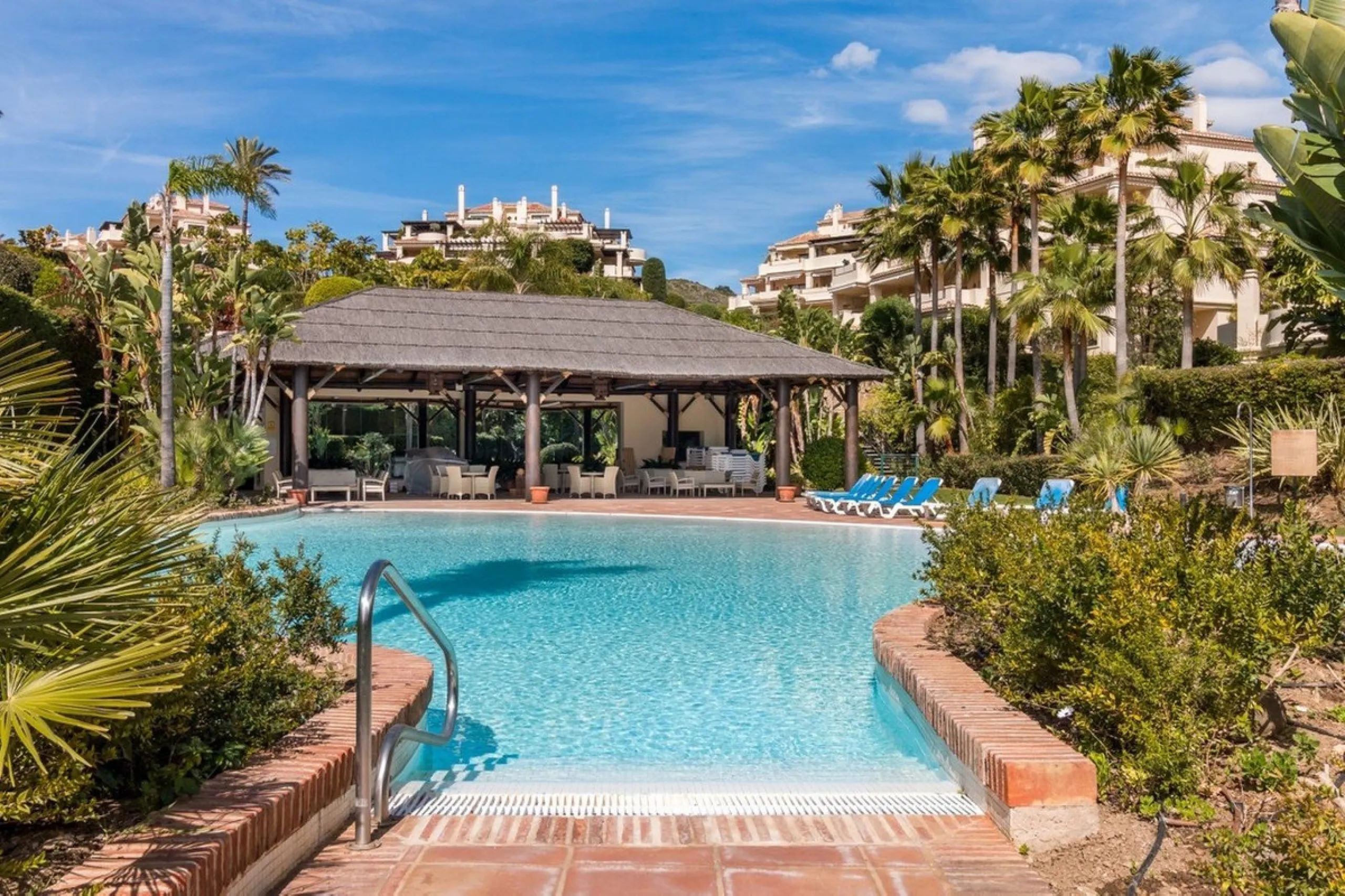 Capanes del Golf is a luxury development located between the coast and the village of Benahavis and only 15 minutes to the famous Puerto Banus and Marbella. The living room has direct access to the large north east facing terrace; the kitchen is fully fit