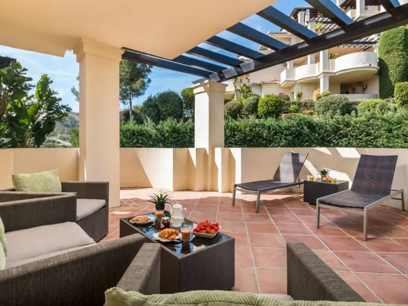 Capanes del Golf is a luxury development located between the coast and the village of Benahavis and only 15 minutes to the famous Puerto Banus and Marbella. The living room has direct access to the large north east facing terrace; the kitchen is fully fit