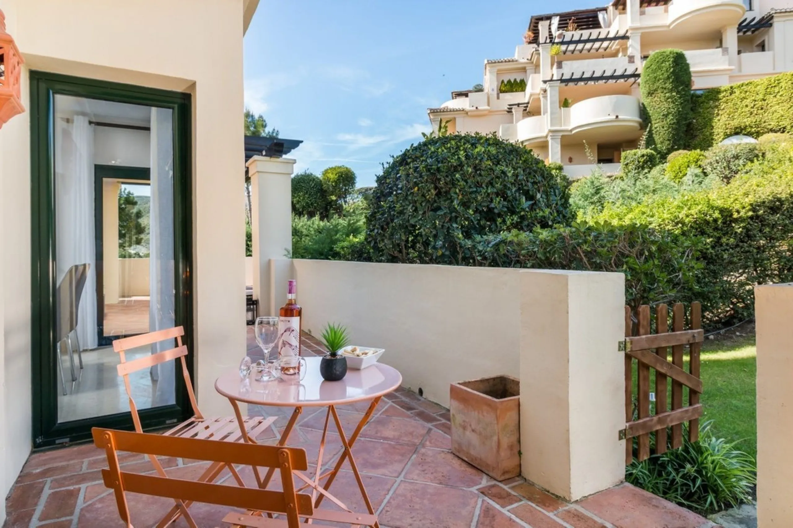 Capanes del Golf is a luxury development located between the coast and the village of Benahavis and only 15 minutes to the famous Puerto Banus and Marbella. The living room has direct access to the large north east facing terrace; the kitchen is fully fit