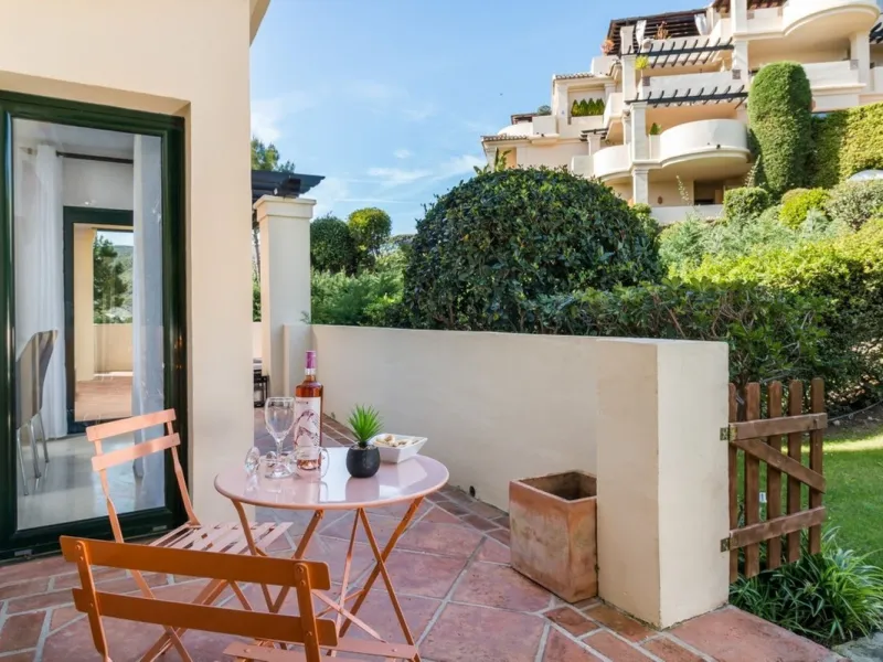 Capanes del Golf is a luxury development located between the coast and the village of Benahavis and only 15 minutes to the famous Puerto Banus and Marbella. The living room has direct access to the large north east facing terrace; the kitchen is fully fit