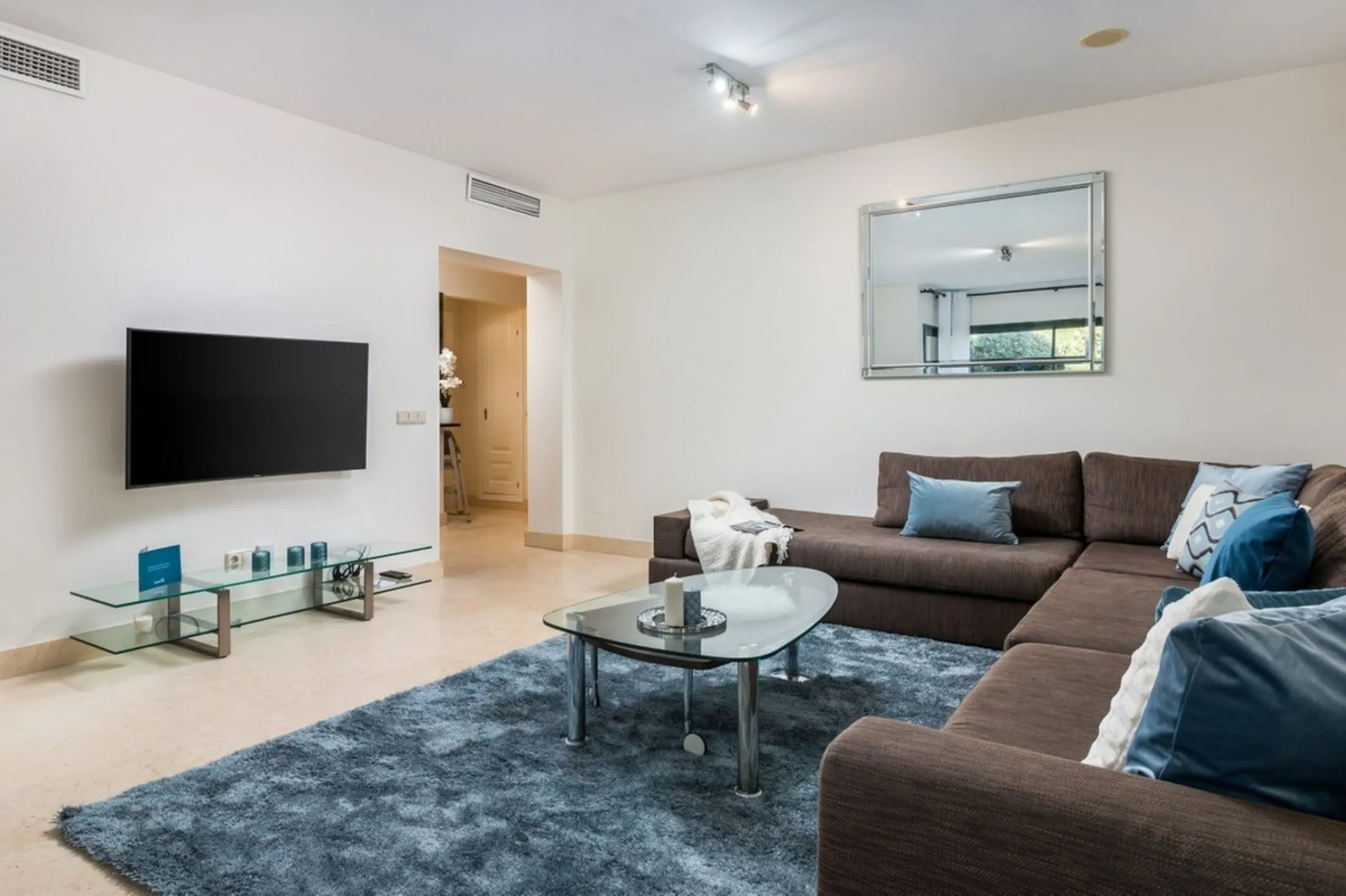Capanes del Golf is a luxury development located between the coast and the village of Benahavis and only 15 minutes to the famous Puerto Banus and Marbella. The living room has direct access to the large north east facing terrace; the kitchen is fully fit