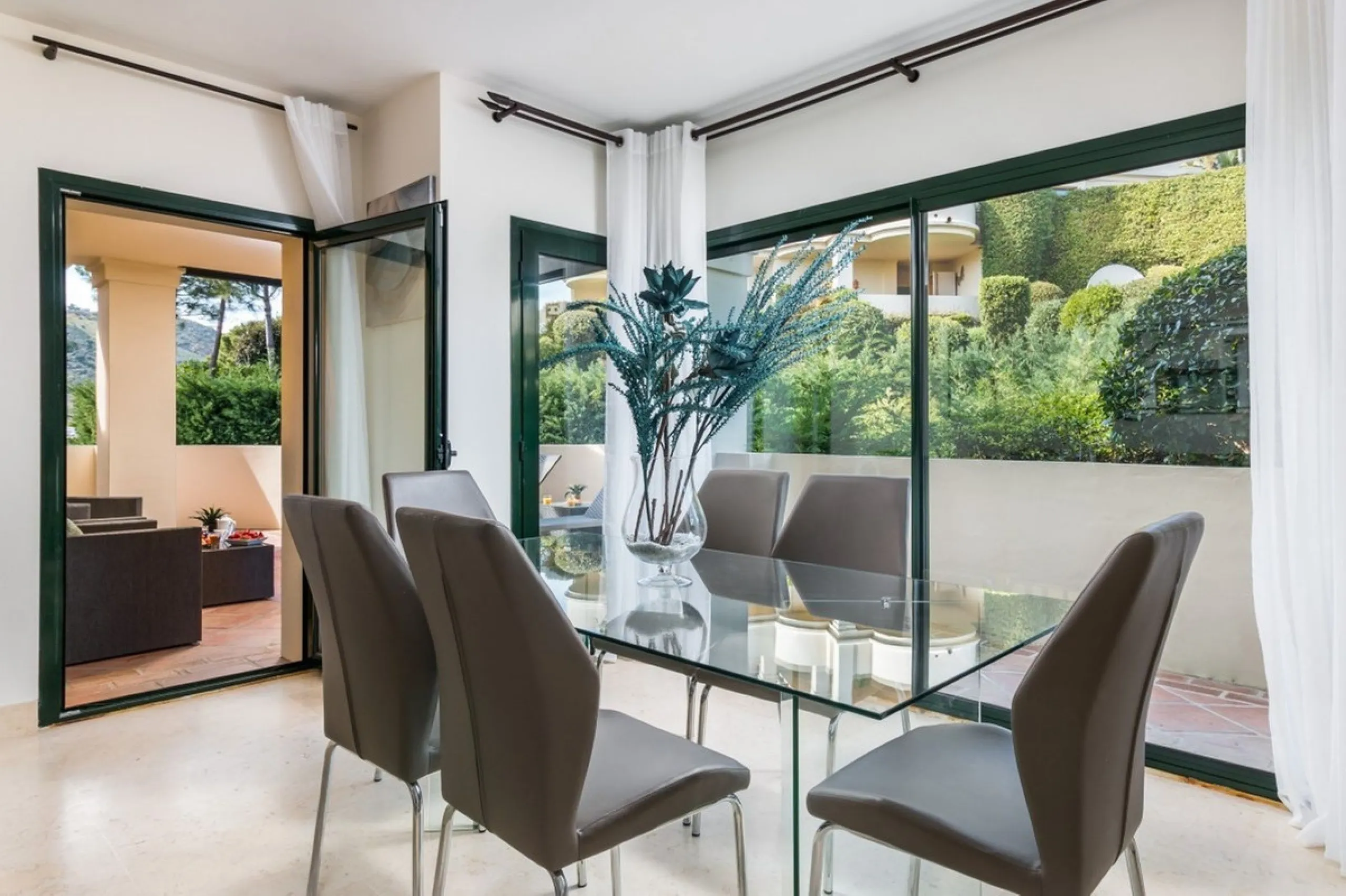 Capanes del Golf is a luxury development located between the coast and the village of Benahavis and only 15 minutes to the famous Puerto Banus and Marbella. The living room has direct access to the large north east facing terrace; the kitchen is fully fit