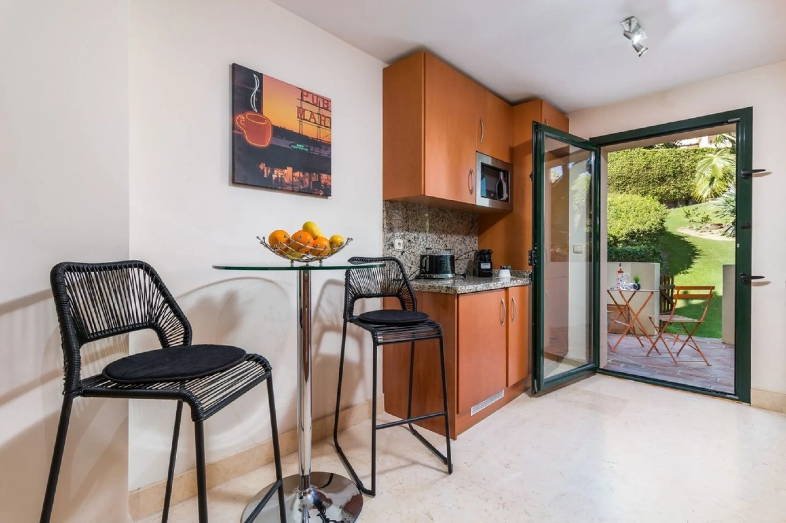 Capanes del Golf is a luxury development located between the coast and the village of Benahavis and only 15 minutes to the famous Puerto Banus and Marbella. The living room has direct access to the large north east facing terrace; the kitchen is fully fit