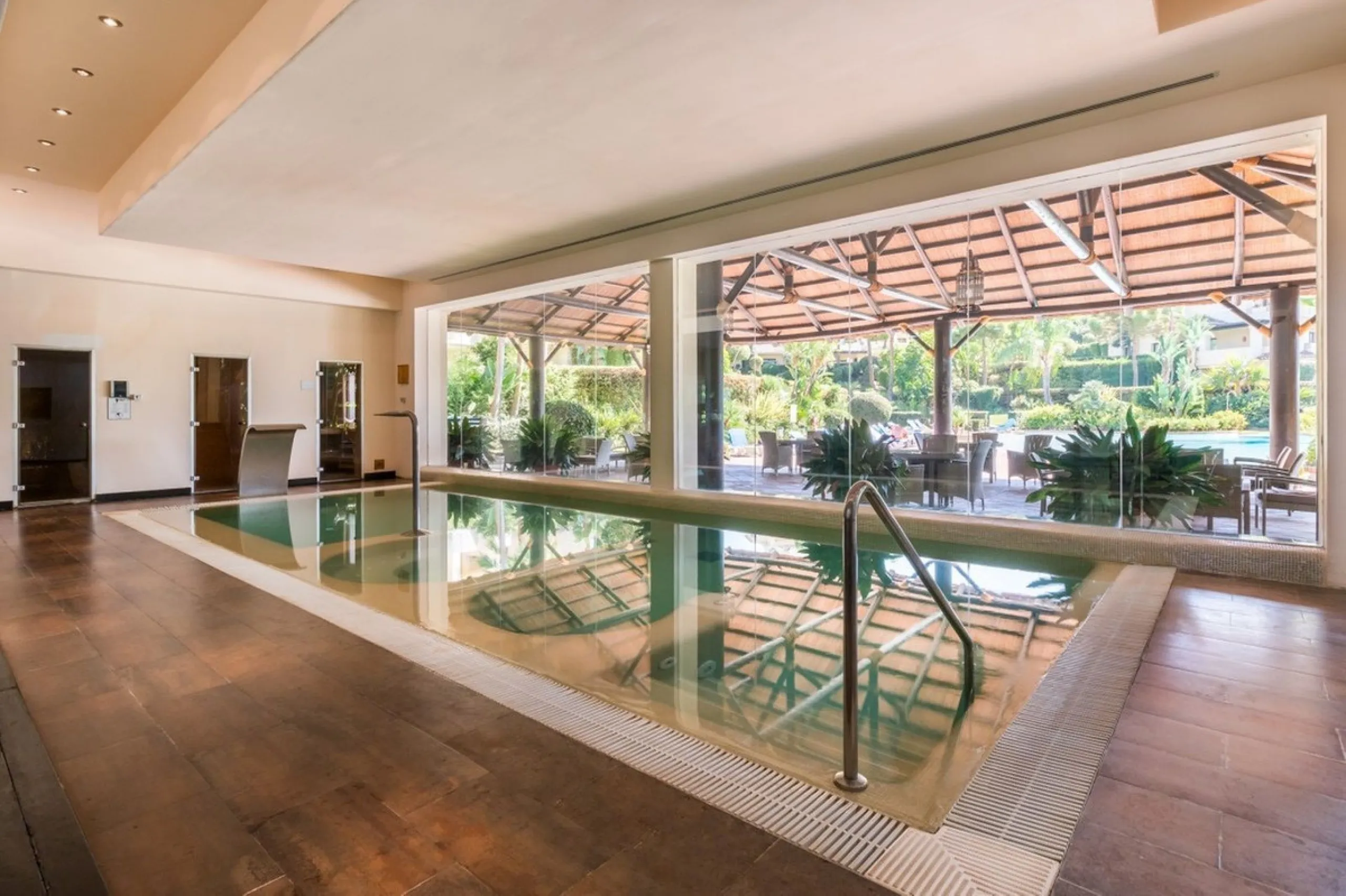 Capanes del Golf is a luxury development located between the coast and the village of Benahavis and only 15 minutes to the famous Puerto Banus and Marbella. The living room has direct access to the large north east facing terrace; the kitchen is fully fit