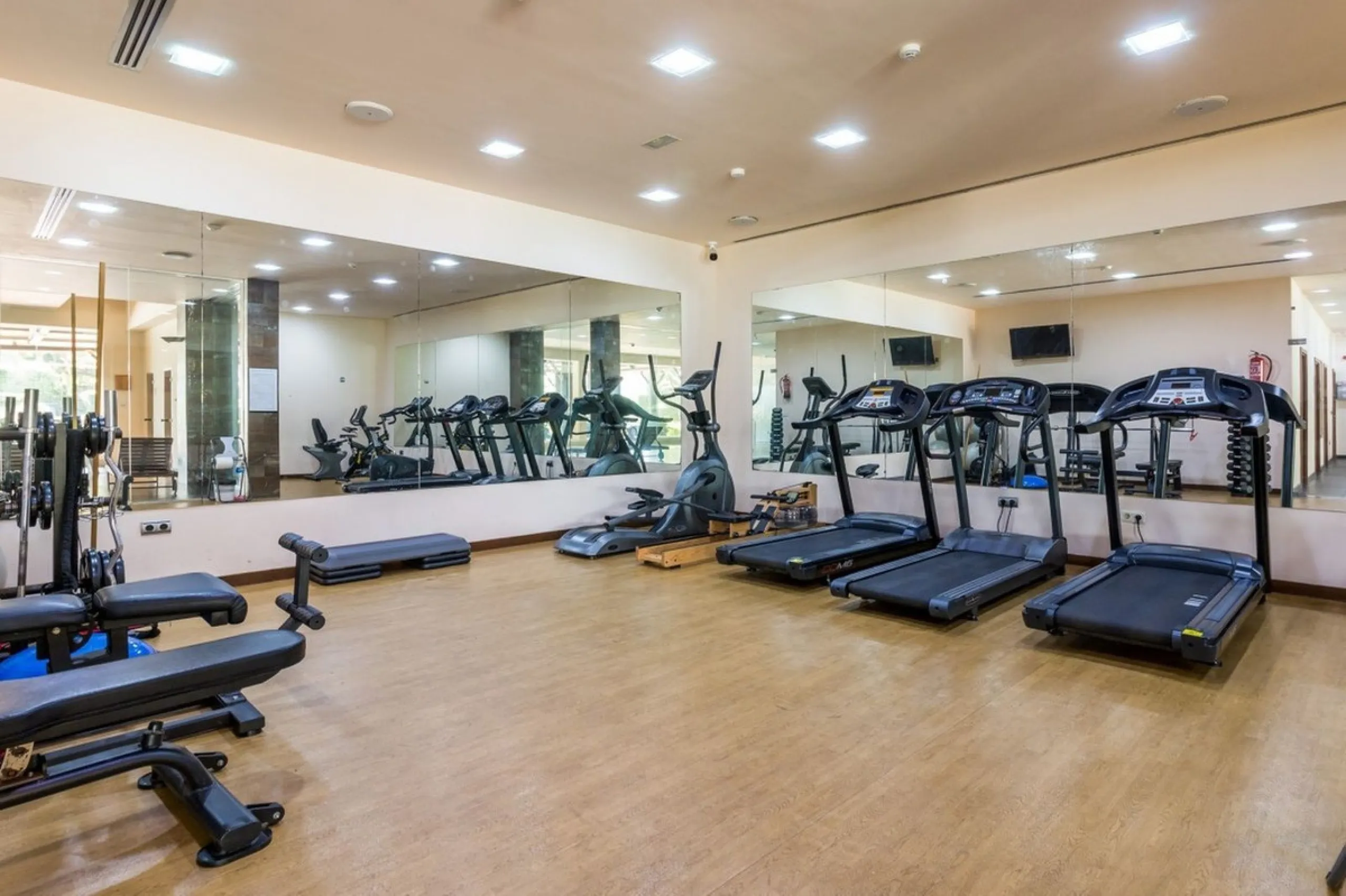 Capanes del Golf is a luxury development located between the coast and the village of Benahavis and only 15 minutes to the famous Puerto Banus and Marbella. The living room has direct access to the large north east facing terrace; the kitchen is fully fit