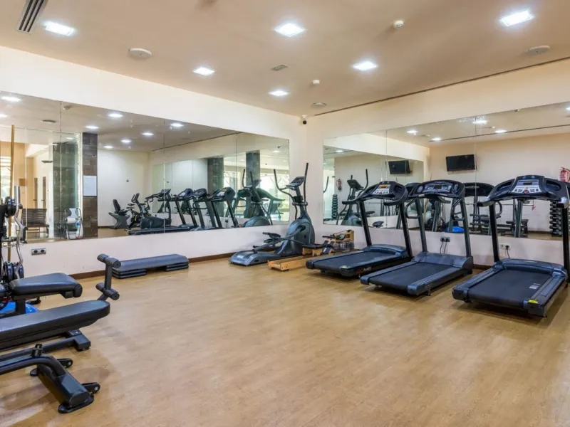Capanes del Golf is a luxury development located between the coast and the village of Benahavis and only 15 minutes to the famous Puerto Banus and Marbella. The living room has direct access to the large north east facing terrace; the kitchen is fully fit