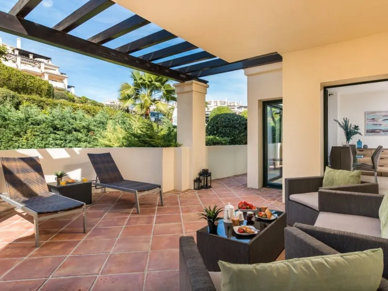 Capanes del Golf is a luxury development located between the coast and the village of Benahavis and only 15 minutes to the famous Puerto Banus and Marbella. The living room has direct access to the large north east facing terrace; the kitchen is fully fit