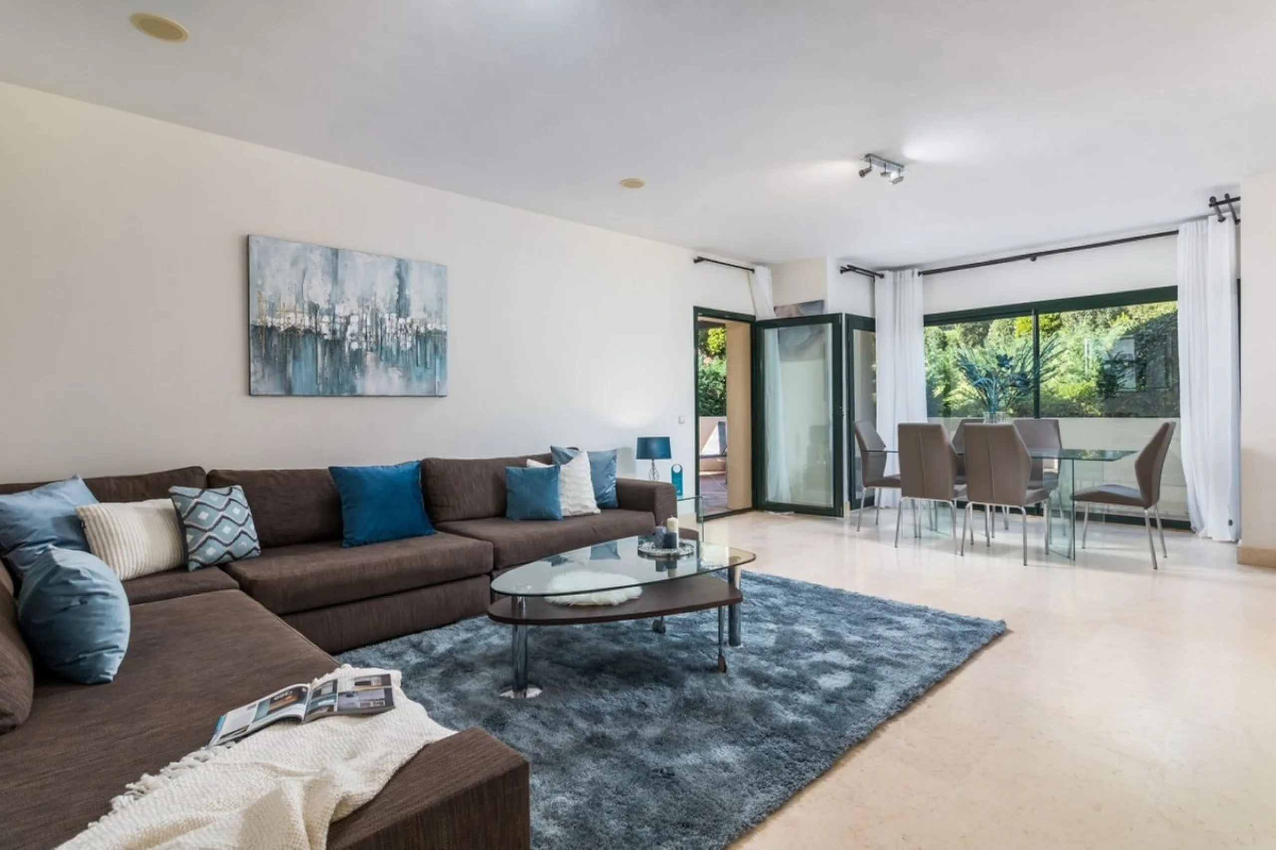 Capanes del Golf is a luxury development located between the coast and the village of Benahavis and only 15 minutes to the famous Puerto Banus and Marbella. The living room has direct access to the large north east facing terrace; the kitchen is fully fit