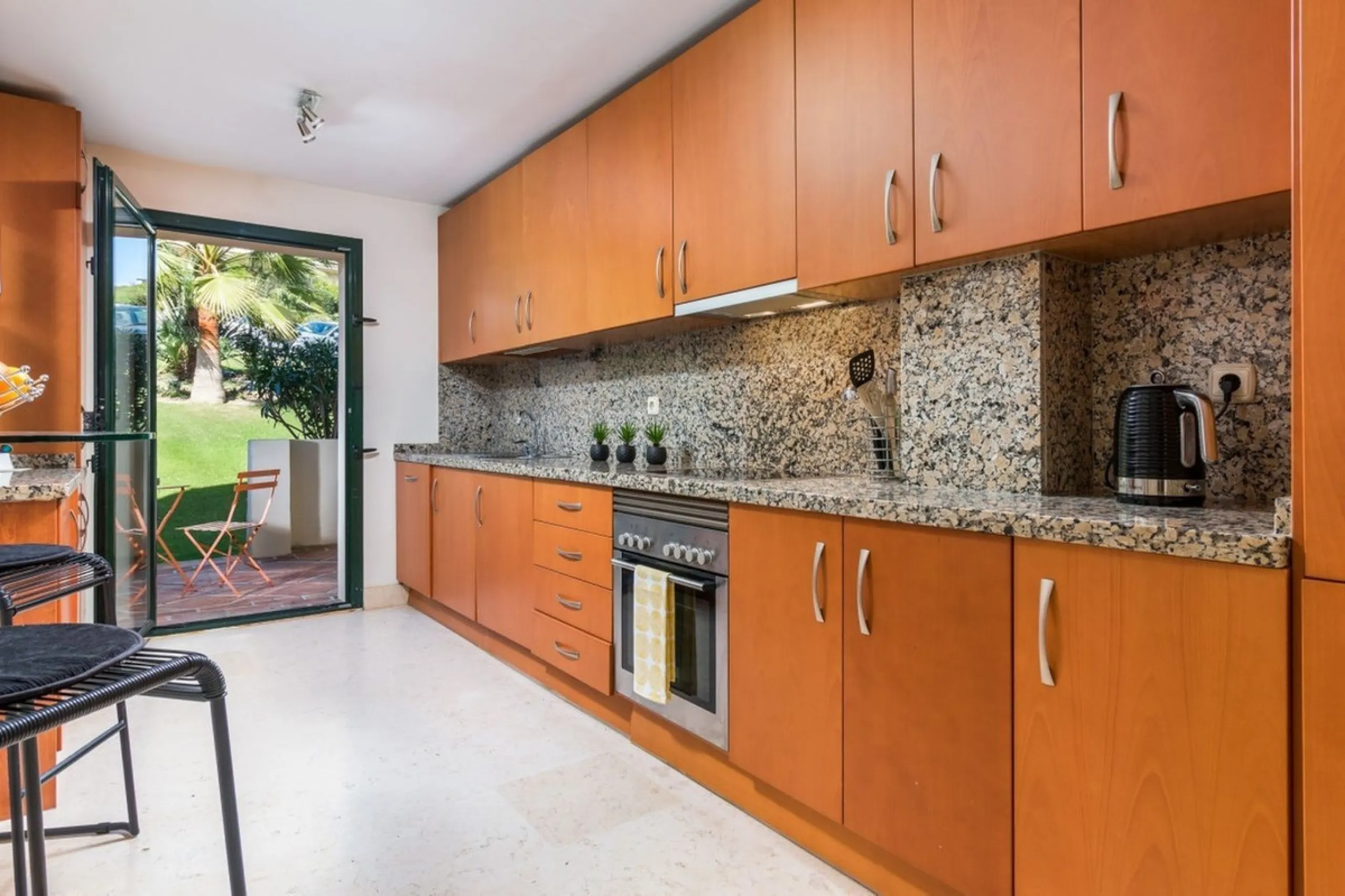 Capanes del Golf is a luxury development located between the coast and the village of Benahavis and only 15 minutes to the famous Puerto Banus and Marbella. The living room has direct access to the large north east facing terrace; the kitchen is fully fit