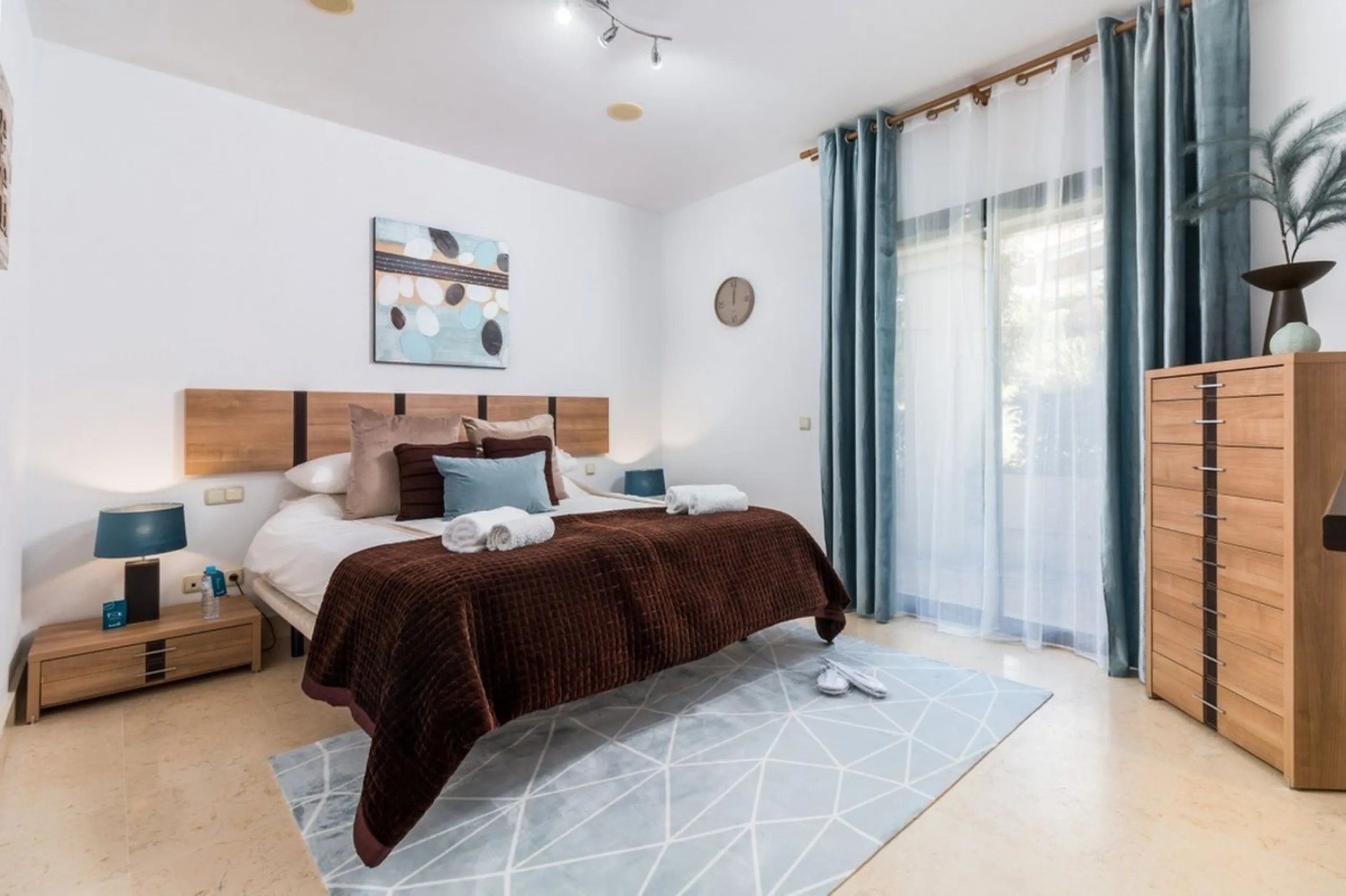 Capanes del Golf is a luxury development located between the coast and the village of Benahavis and only 15 minutes to the famous Puerto Banus and Marbella. The living room has direct access to the large north east facing terrace; the kitchen is fully fit