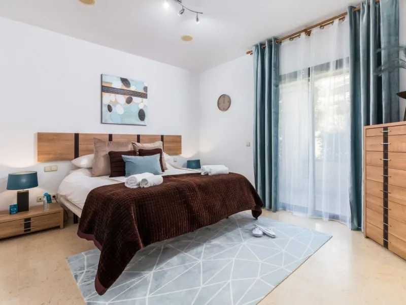 Capanes del Golf is a luxury development located between the coast and the village of Benahavis and only 15 minutes to the famous Puerto Banus and Marbella. The living room has direct access to the large north east facing terrace; the kitchen is fully fit