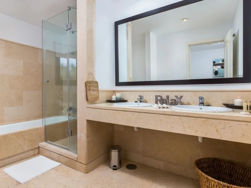 Capanes del Golf is a luxury development located between the coast and the village of Benahavis and only 15 minutes to the famous Puerto Banus and Marbella. The living room has direct access to the large north east facing terrace; the kitchen is fully fit