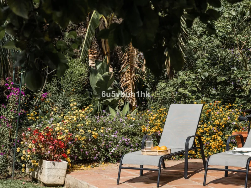 Luxury villa with an amazing tropical garden and a private pool, is a must see. This villa is completely modernized and for sale in El Coto, Fuengirola