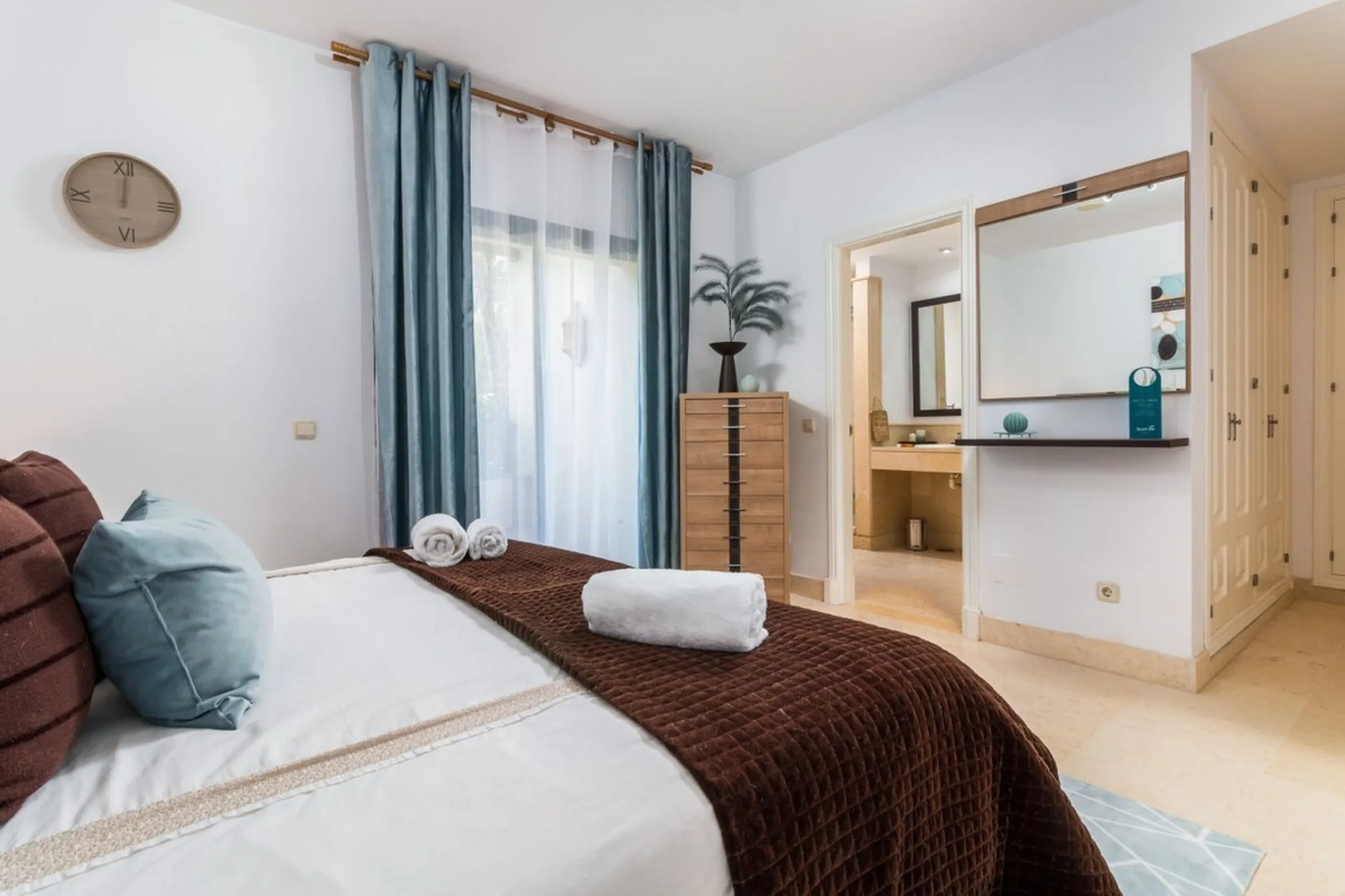 Capanes del Golf is a luxury development located between the coast and the village of Benahavis and only 15 minutes to the famous Puerto Banus and Marbella. The living room has direct access to the large north east facing terrace; the kitchen is fully fit