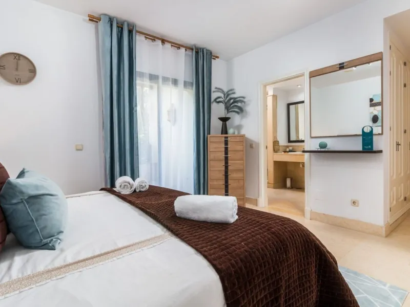 Capanes del Golf is a luxury development located between the coast and the village of Benahavis and only 15 minutes to the famous Puerto Banus and Marbella. The living room has direct access to the large north east facing terrace; the kitchen is fully fit