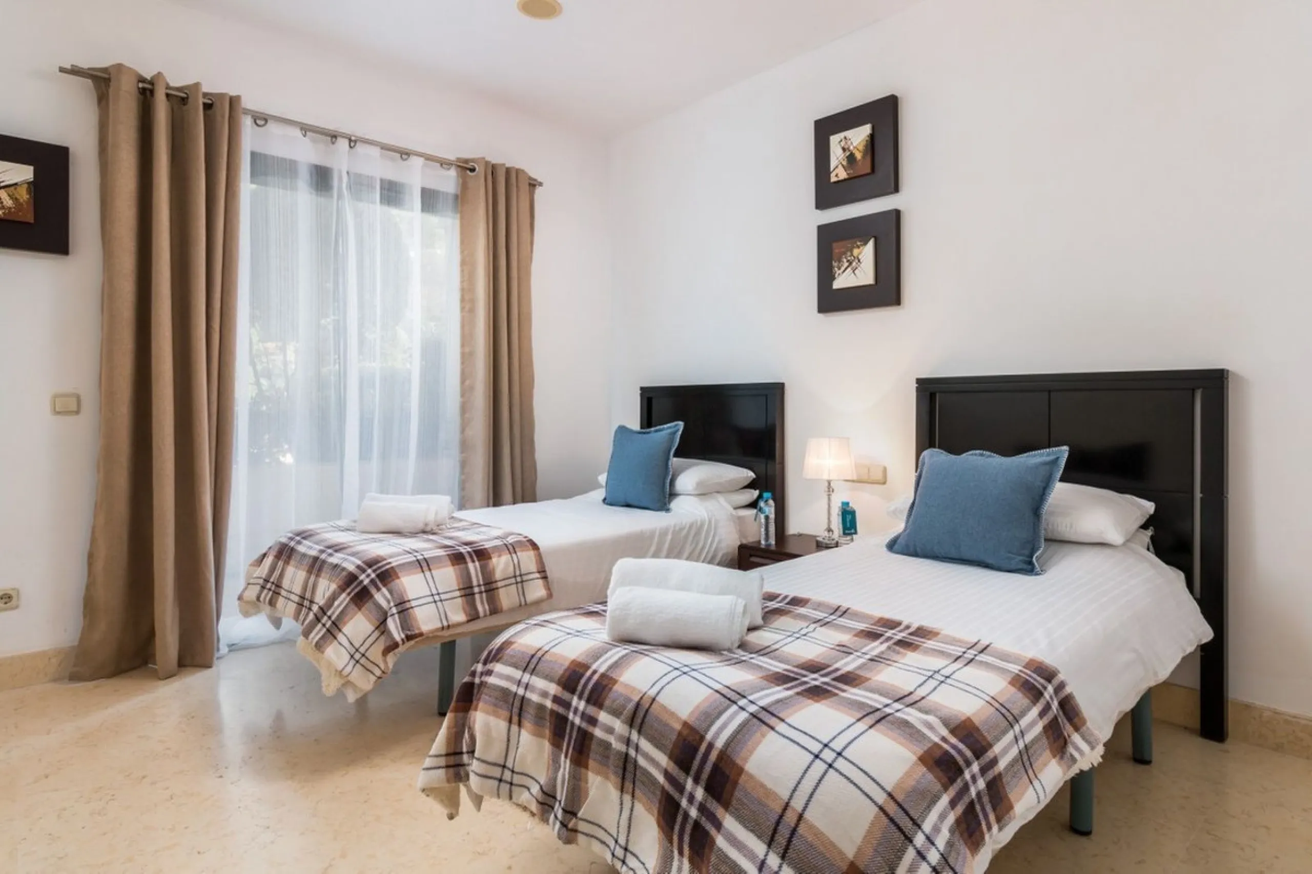 Capanes del Golf is a luxury development located between the coast and the village of Benahavis and only 15 minutes to the famous Puerto Banus and Marbella. The living room has direct access to the large north east facing terrace; the kitchen is fully fit