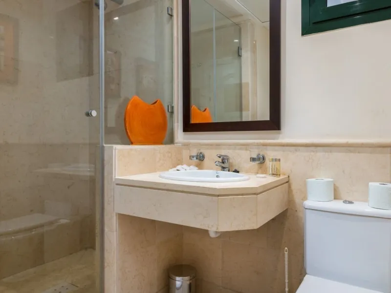 Capanes del Golf is a luxury development located between the coast and the village of Benahavis and only 15 minutes to the famous Puerto Banus and Marbella. The living room has direct access to the large north east facing terrace; the kitchen is fully fit