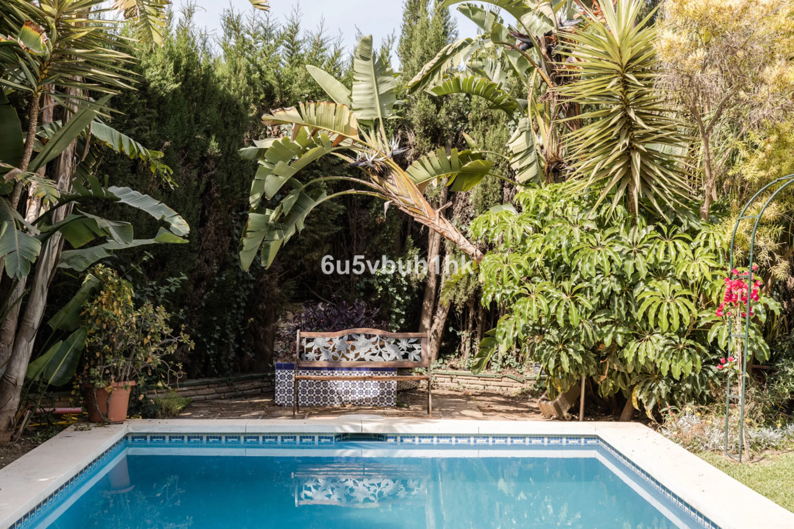 Luxury villa with an amazing tropical garden and a private pool, is a must see. This villa is completely modernized and for sale in El Coto, Fuengirola