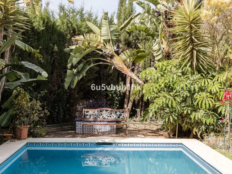 Luxury villa with an amazing tropical garden and a private pool, is a must see. This villa is completely modernized and for sale in El Coto, Fuengirola