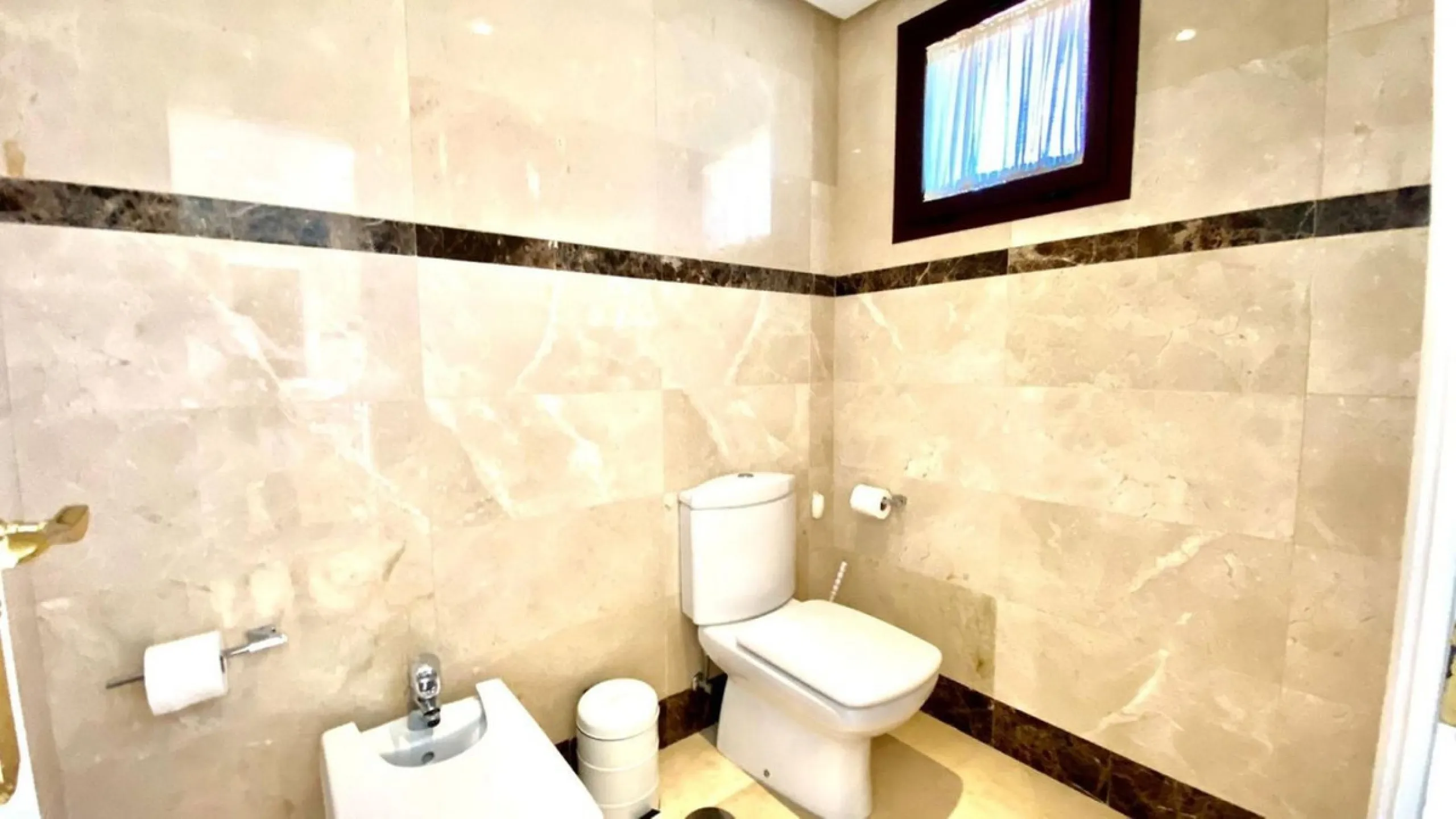 Those familiar with these executive apartments will be familiar with the quality that such a spacious property offers and the delightful setting in which it is located. The main level of the apartment sees a guest toilet, modern kitchen and utility room l