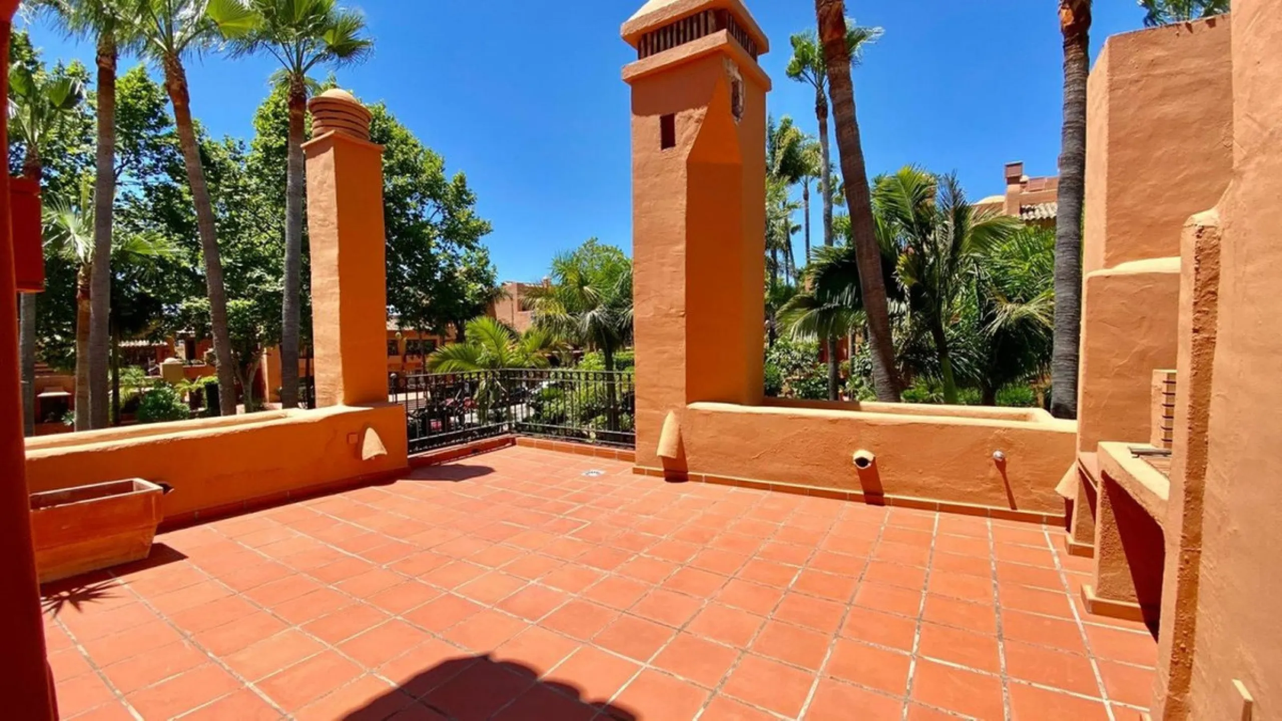 Those familiar with these executive apartments will be familiar with the quality that such a spacious property offers and the delightful setting in which it is located. The main level of the apartment sees a guest toilet, modern kitchen and utility room l