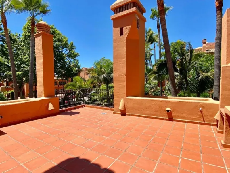 Those familiar with these executive apartments will be familiar with the quality that such a spacious property offers and the delightful setting in which it is located. The main level of the apartment sees a guest toilet, modern kitchen and utility room l