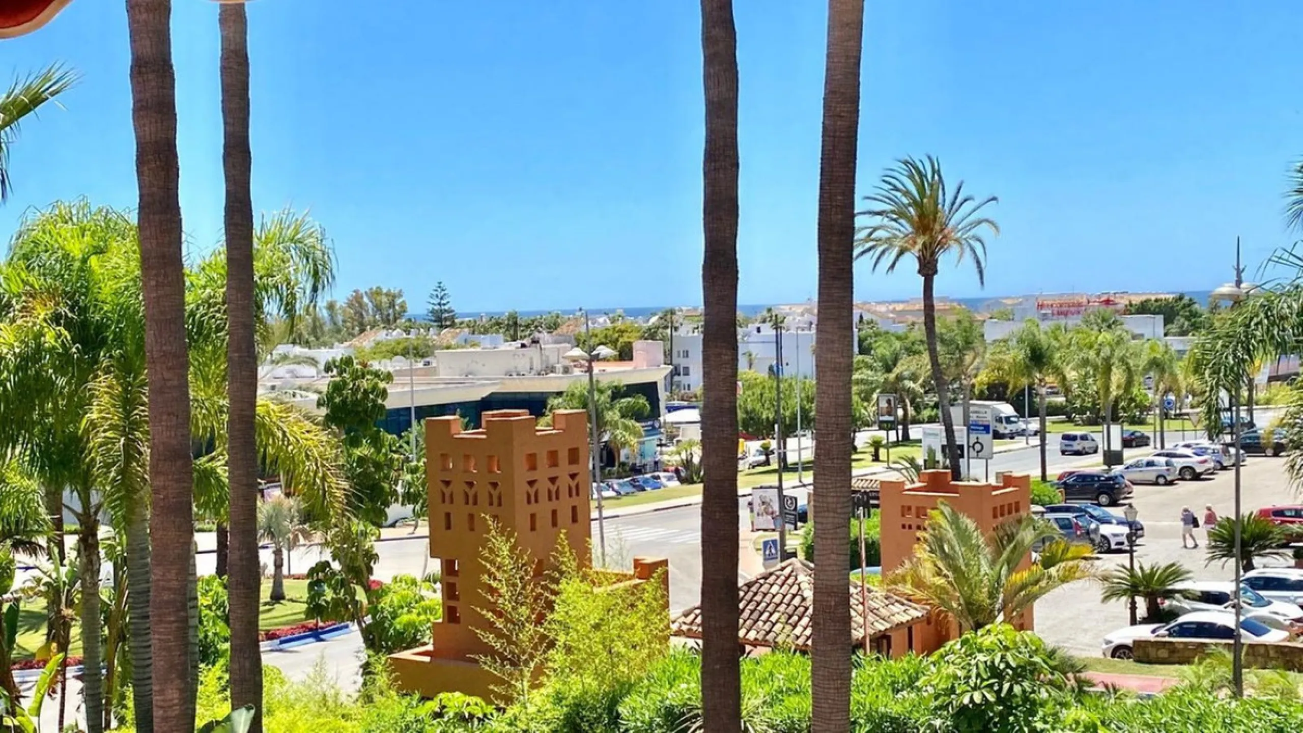 Those familiar with these executive apartments will be familiar with the quality that such a spacious property offers and the delightful setting in which it is located. The main level of the apartment sees a guest toilet, modern kitchen and utility room l