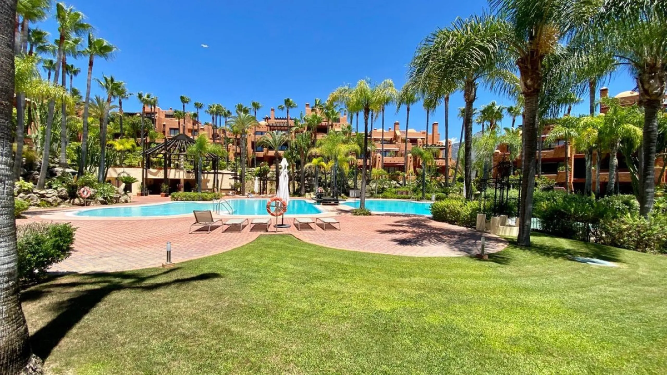 Those familiar with these executive apartments will be familiar with the quality that such a spacious property offers and the delightful setting in which it is located. The main level of the apartment sees a guest toilet, modern kitchen and utility room l