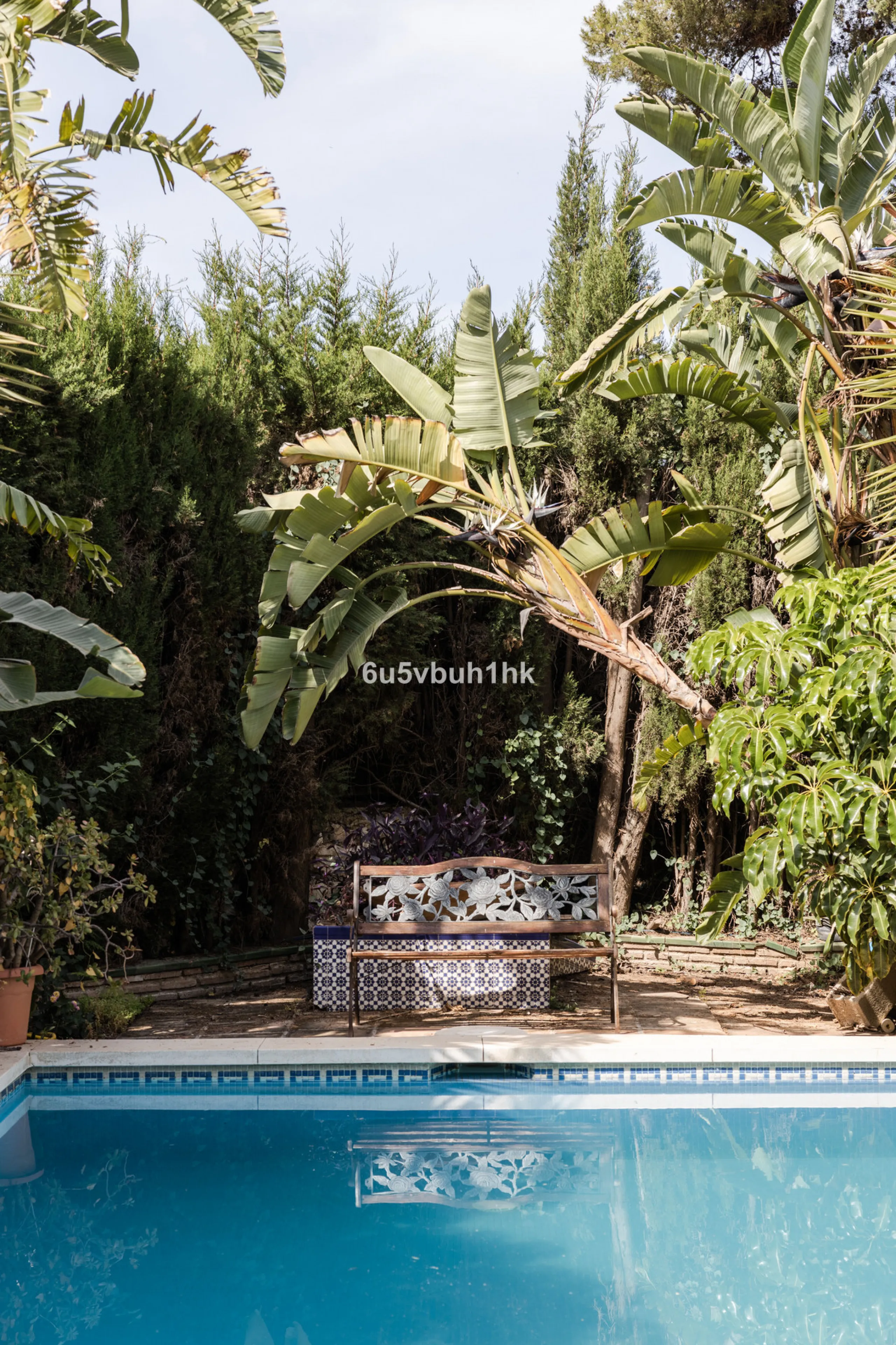 Luxury villa with an amazing tropical garden and a private pool, is a must see. This villa is completely modernized and for sale in El Coto, Fuengirola
