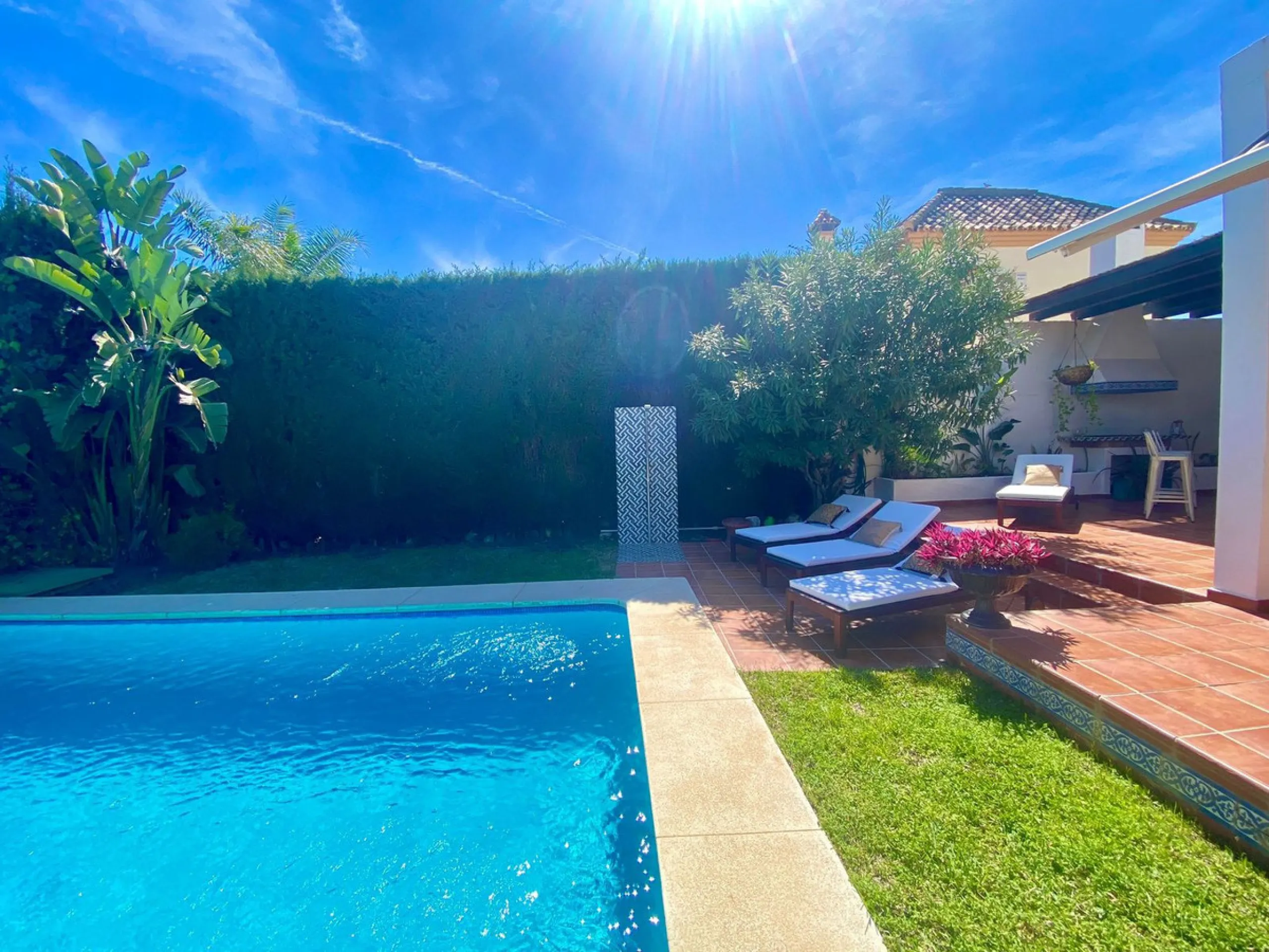 House - Detached Villa в продаже в Marbella, Málaga. В доме 6 спален и 6 ванных комнат. Площадь дома 300 м². Площадь участка 540 м²
