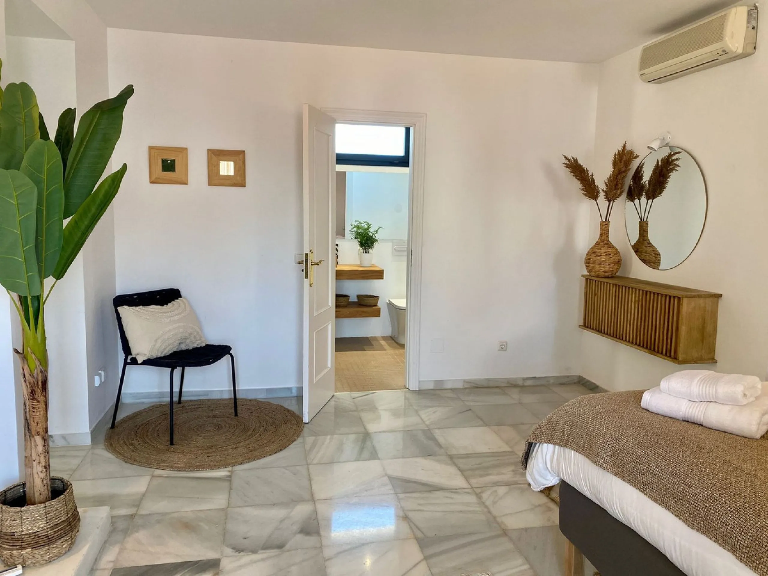 House - Detached Villa в продаже в Marbella, Málaga. В доме 6 спален и 6 ванных комнат. Площадь дома 300 м². Площадь участка 540 м²