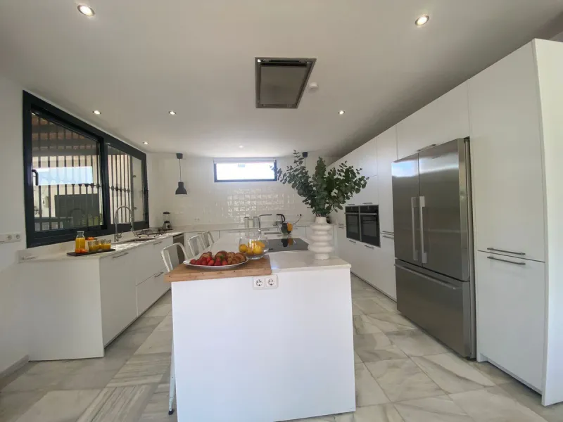 House - Detached Villa в продаже в Marbella, Málaga. В доме 6 спален и 6 ванных комнат. Площадь дома 300 м². Площадь участка 540 м²